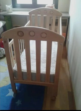 Cuna de madera y colchón