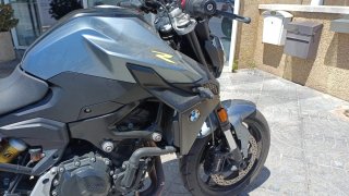 BMW F 900 R Gris y Negro Naked