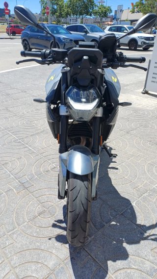 BMW F 900 R Gris y Negro Naked
