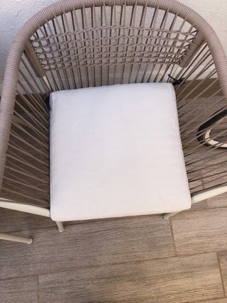 Sillas de exterior beige y blancas SEGERON