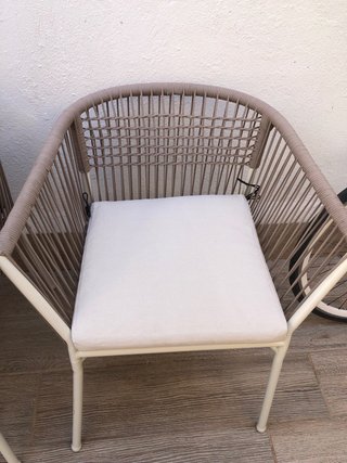 Sillas de exterior beige y blancas SEGERON