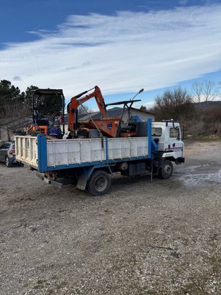 Camión Nissan Grúa y Basculante