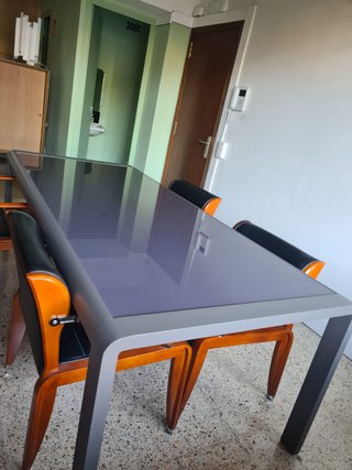 Mesa de cristal con 4 sillas