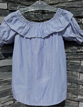 Blusa de mujer con volante