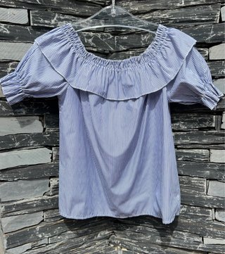 Blusa de mujer con volante