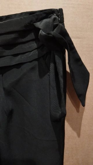 Pantalón negro con cinturón