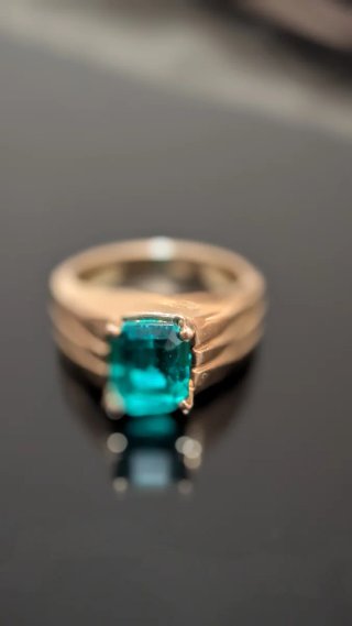 Anillo Oro 18k con Esmeralda LAB