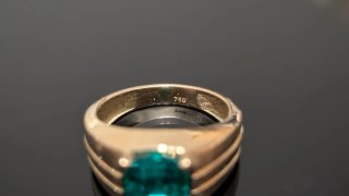 Anillo Oro 18k con Esmeralda LAB