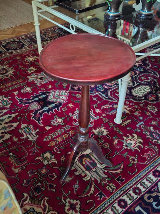 Pequeño velador vintage de madera