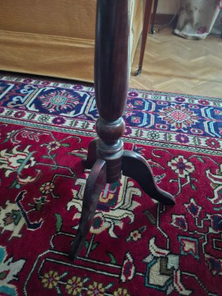 Pequeño velador vintage de madera