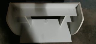 Escritorio blanco flotante.