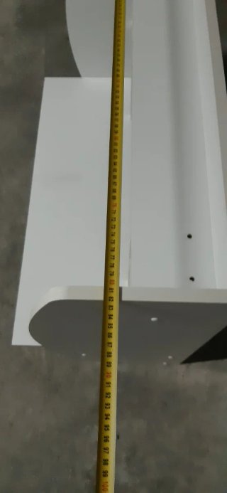 Escritorio blanco flotante.