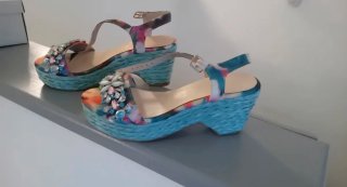 Sandalias turquesa con pedrería