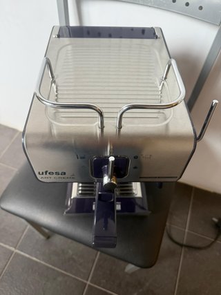 Cafetera Espresso Azul Marino marca Ufesa.