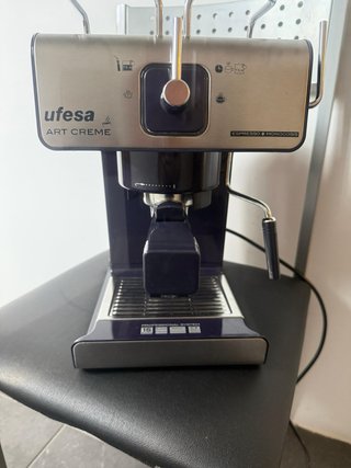 Cafetera Espresso Azul Marino marca Ufesa.