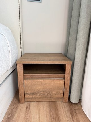 Mesita de noche de madera
