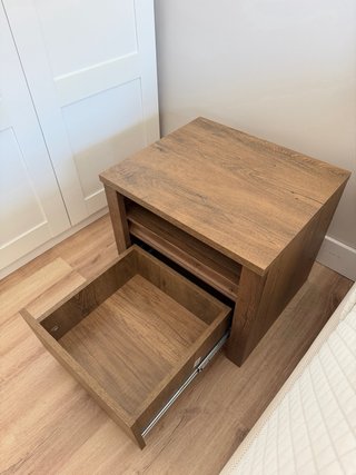 Mesita de noche de madera
