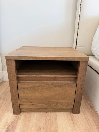 Mesita de noche de madera
