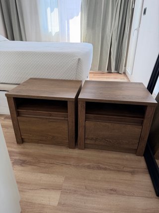 Mesita de noche de madera