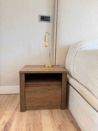 Mesita de noche de madera