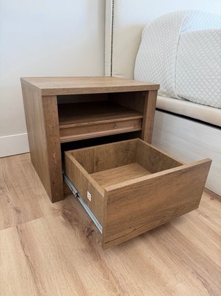Mesita de noche de madera
