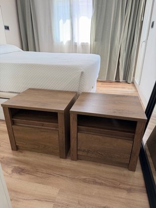 Mesita de noche de madera