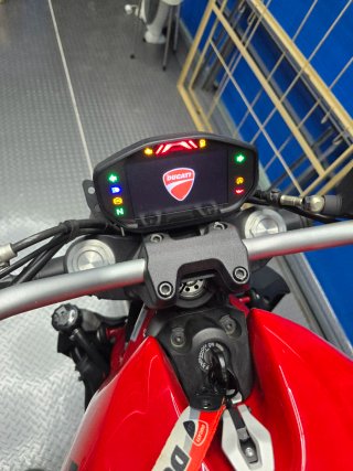 Ducati Monster 821 Roja y Negra