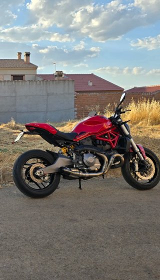 Ducati Monster 821 Roja y Negra