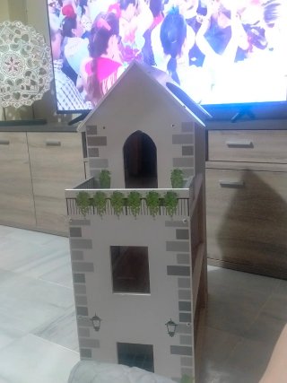 Casita de madera para muñecas con ascensor es alta