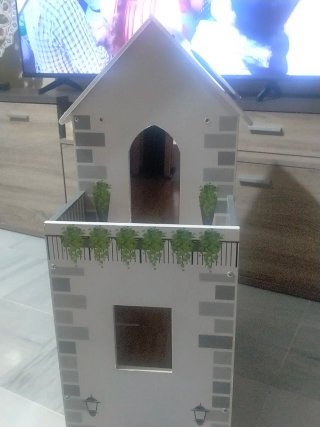 Casita de madera para muñecas con ascensor es alta