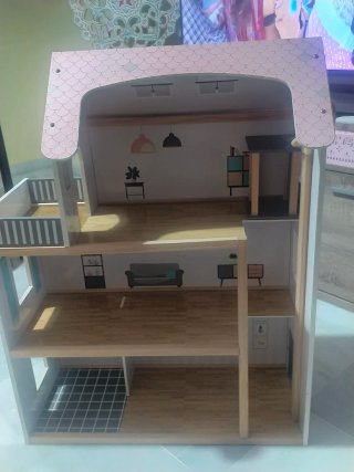 Casita de madera para muñecas con ascensor es alta
