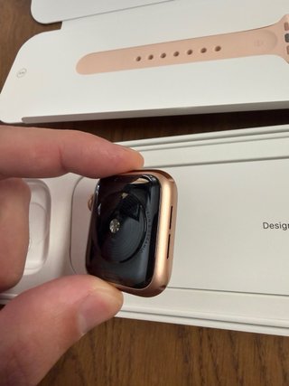 Apple watch SE dorado con 2 correas.