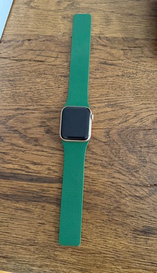 Apple watch SE dorado con 2 correas.