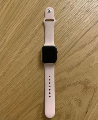 Apple watch SE dorado con 2 correas.