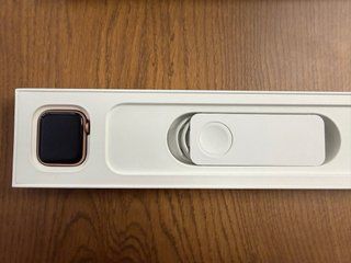 Apple watch SE dorado con 2 correas.