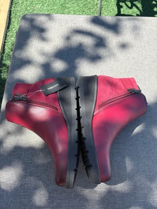Botines de cuña rojos y marrones