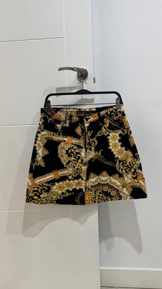 Falda denim negra y dorada