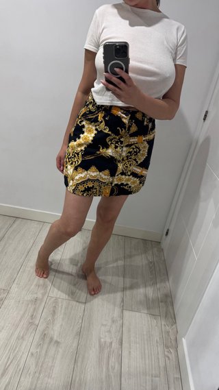 Falda denim negra y dorada