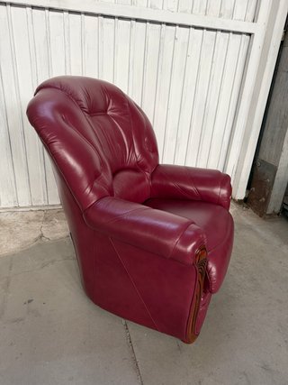 Sillón de cuero italiano color burdeos