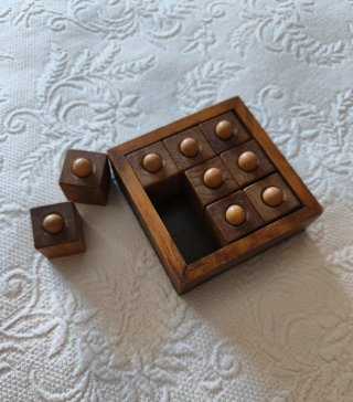 Juego de mesa antiguo de madera