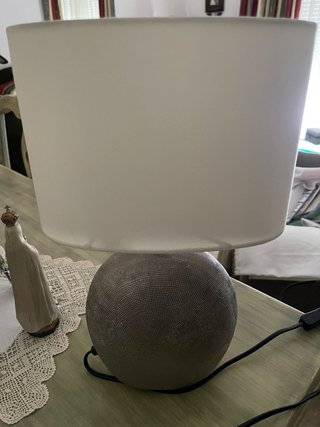 Lámpara de mesa plateada y blanca