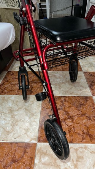 Andador Rollator de 4 ruedas con asiento y cesta
