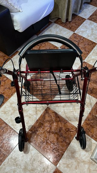Andador Rollator de 4 ruedas con asiento y cesta