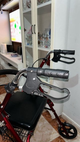 Andador Rollator de 4 ruedas con asiento y cesta