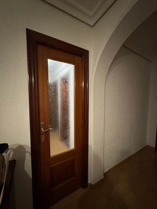 Puerta madera con cristal estampado