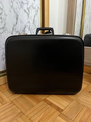 Maleta de mano negra.