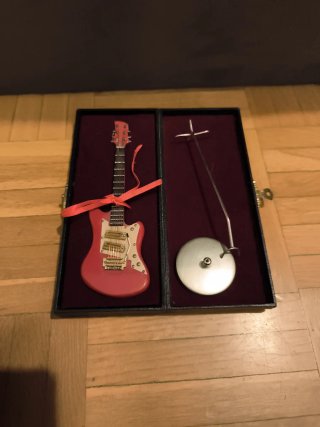 Mini Guitarra Réplica AC/DC + Caja Madera