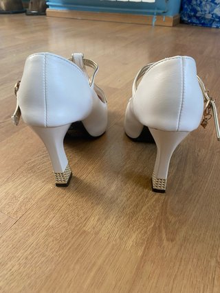 Zapatos de tacón blancos y dorados