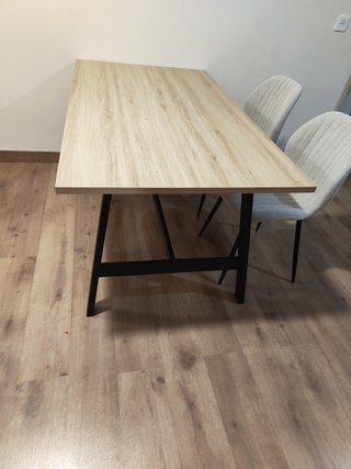 Mesa de comedor madera y metal. Totalmente Nueva