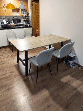 Mesa de comedor madera y metal. Totalmente Nueva